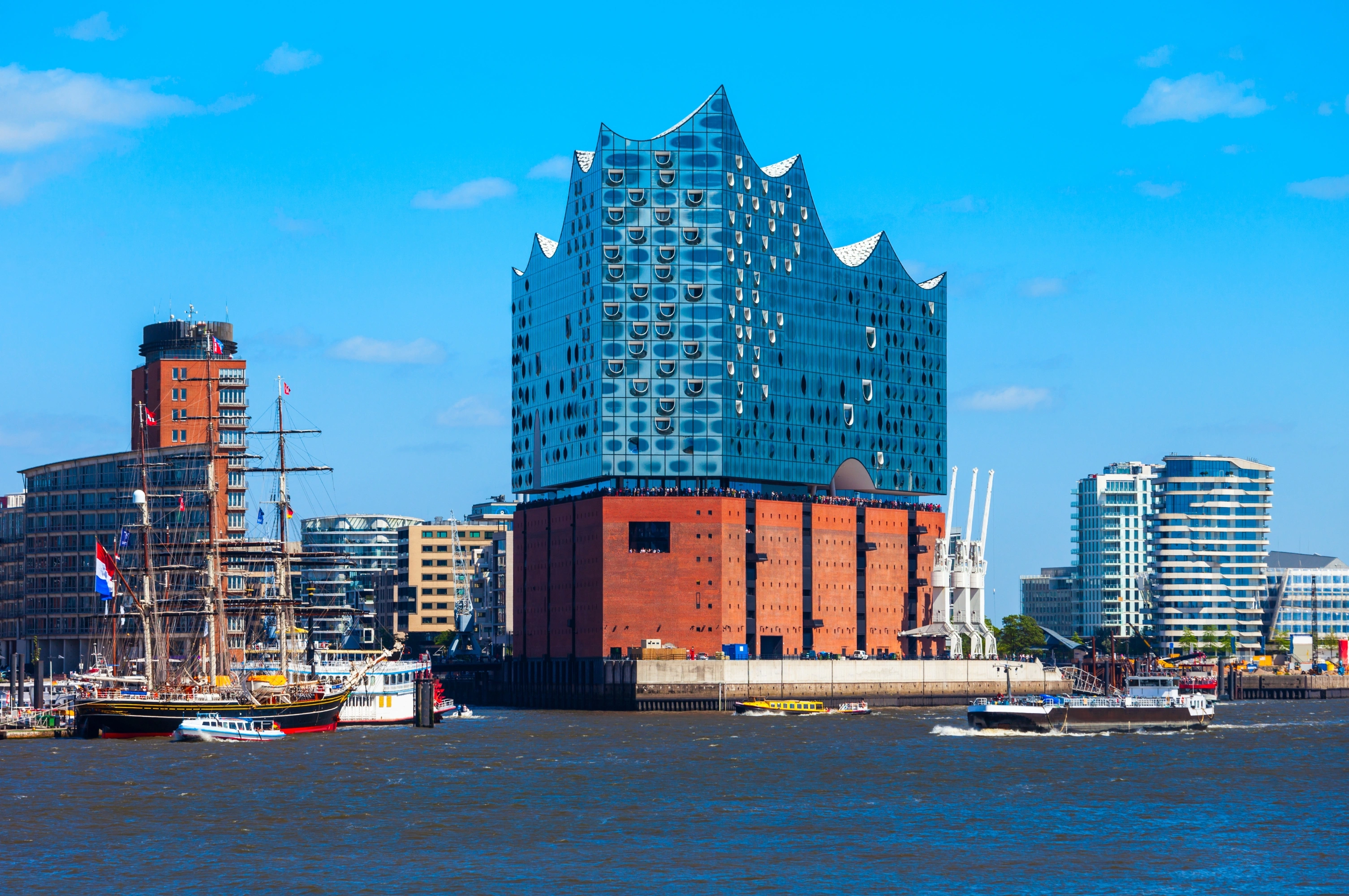 Blick von der Elbe auf die Elbphilharmonie