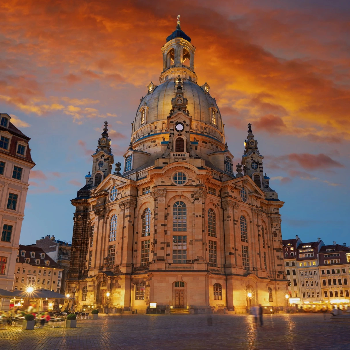 Erleuchtete Frauenkirche in Dresden bei Sonnenuntergang