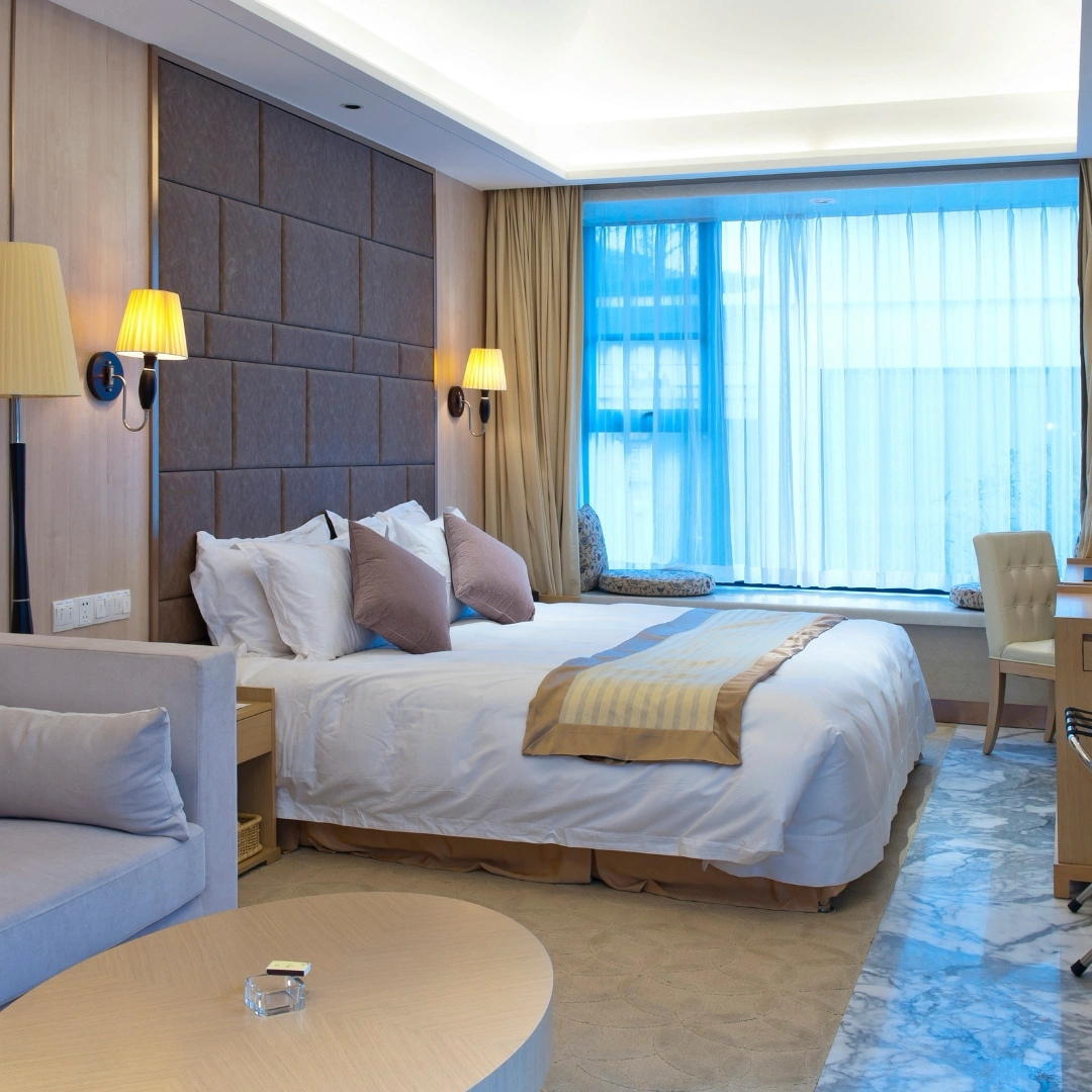 Modernes Hotelzimmer mit Bett, Couch und Tisch