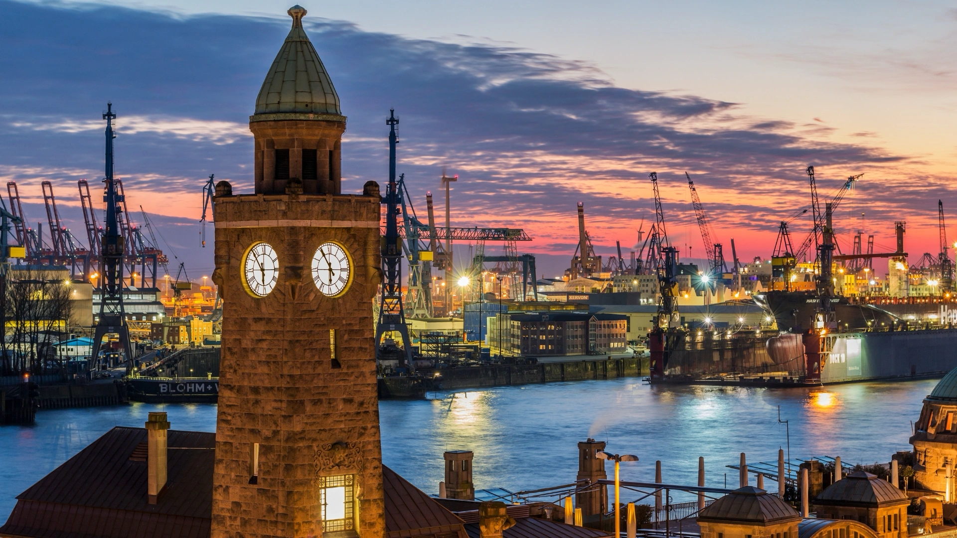 Blick auf den Hamburger Hafen und Landungsbrücken bei Nachteinbruch