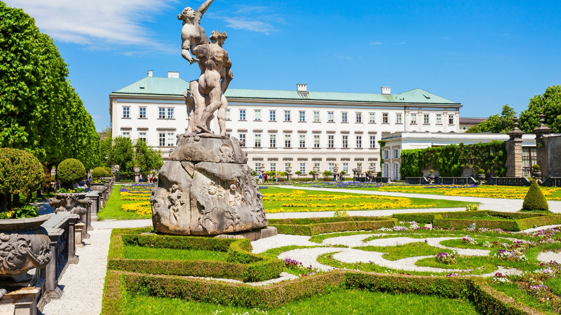 Mit einer Escort Dame durch den Schlosspark in Salzburg