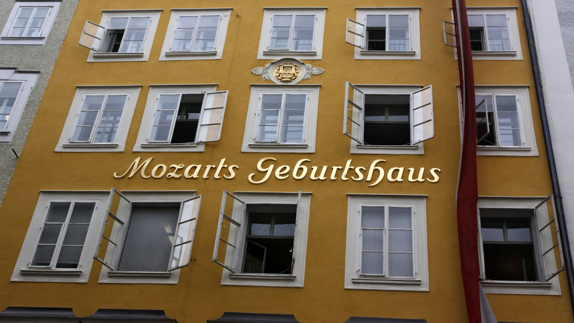 Visit Morzart house  with an escort in salzburg