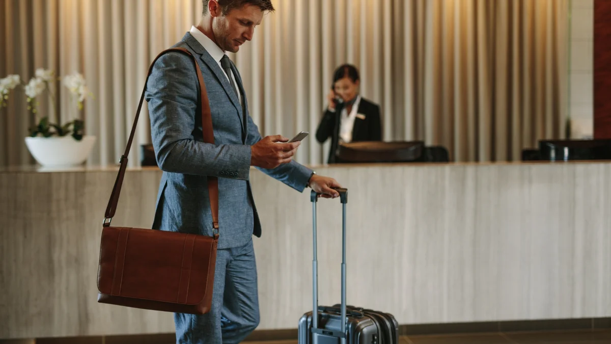 Eleganter Mann in einem exklusiven Hotel in Stuttgart