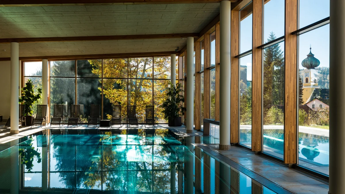 Luxuriöser Pool im Hotel mit Ausblick