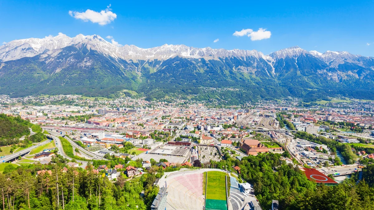 Couple enjoying a romantic day in Innsbruck