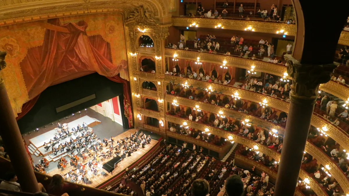 Romantisches Paar genießt den Abend in Hannover in der Oper