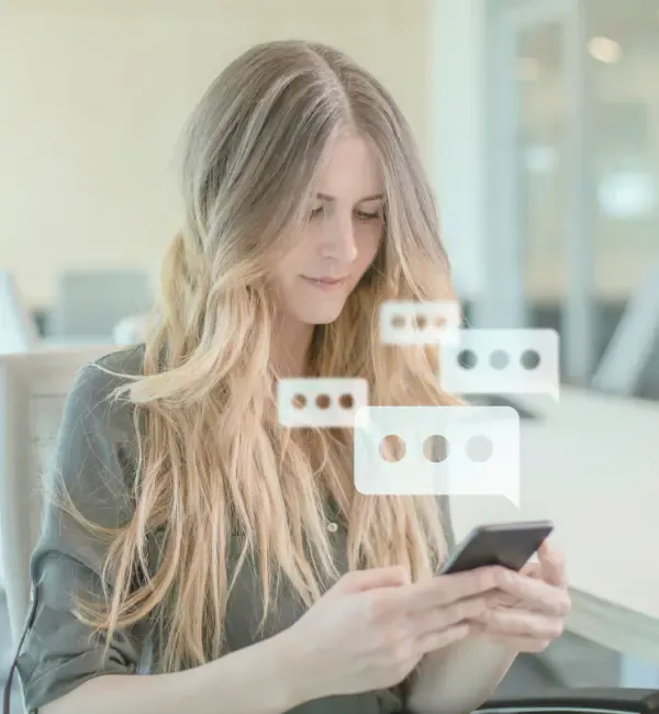 Frau mit blonden Haaren, Smartphone in der Hand von dem Nachrichten erscheinen