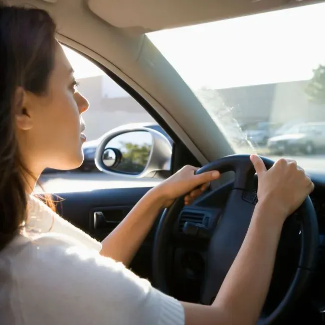 Eine Escort Dame im Auto auf dem Weg zum Date